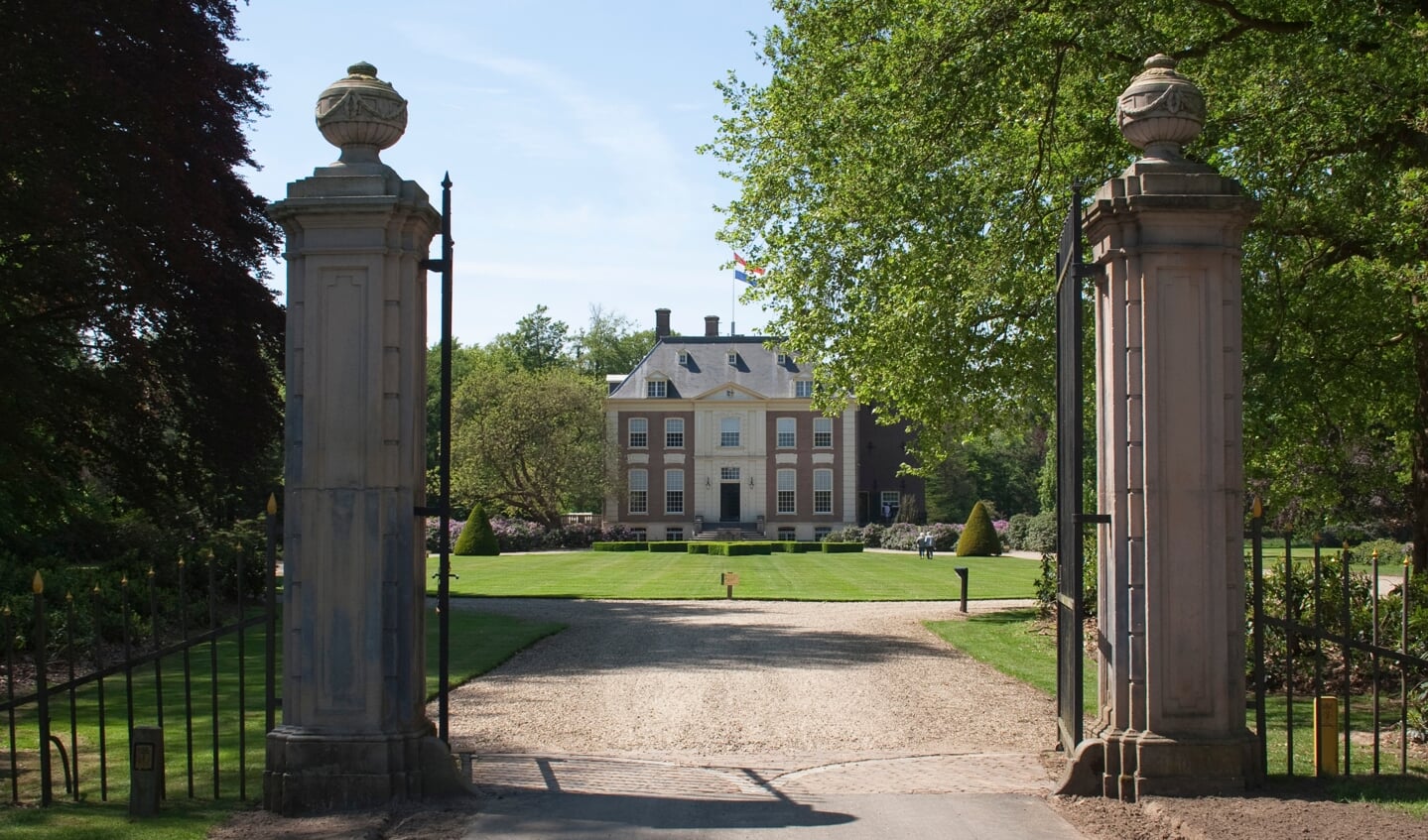 Verwolde-huis-vooraanzicht-veraf met hek-met vlag