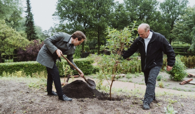 <p>Wethouder Marijn van Ballegooijen plant een vlinderstruik in de nieuwe grafwijk ´de Rode Vlindertuin´. </p>