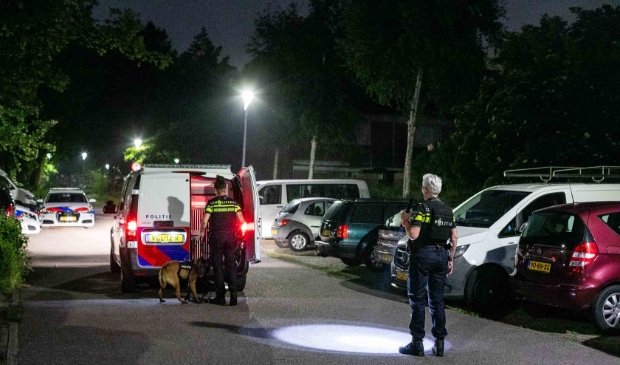 <p>Omdat de jongen mogelijk vuurwapengevaarlijk zou zijn, droegen agenten kogelwerende vesten.</p>