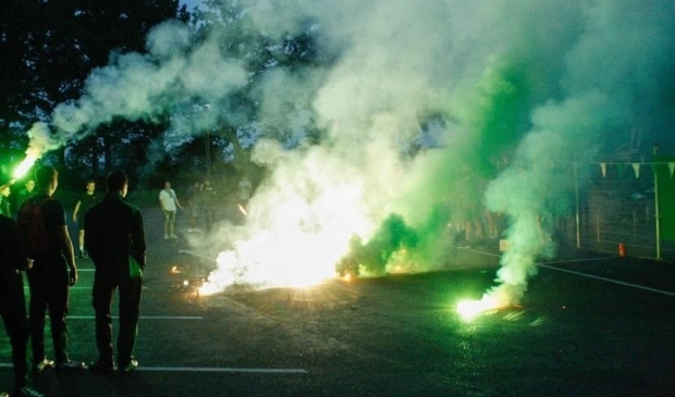 <p>De fanatieke aanhang feliciteerden vrijdagavond hun vereniging met vuurwerk en gezang.<br><br></p>