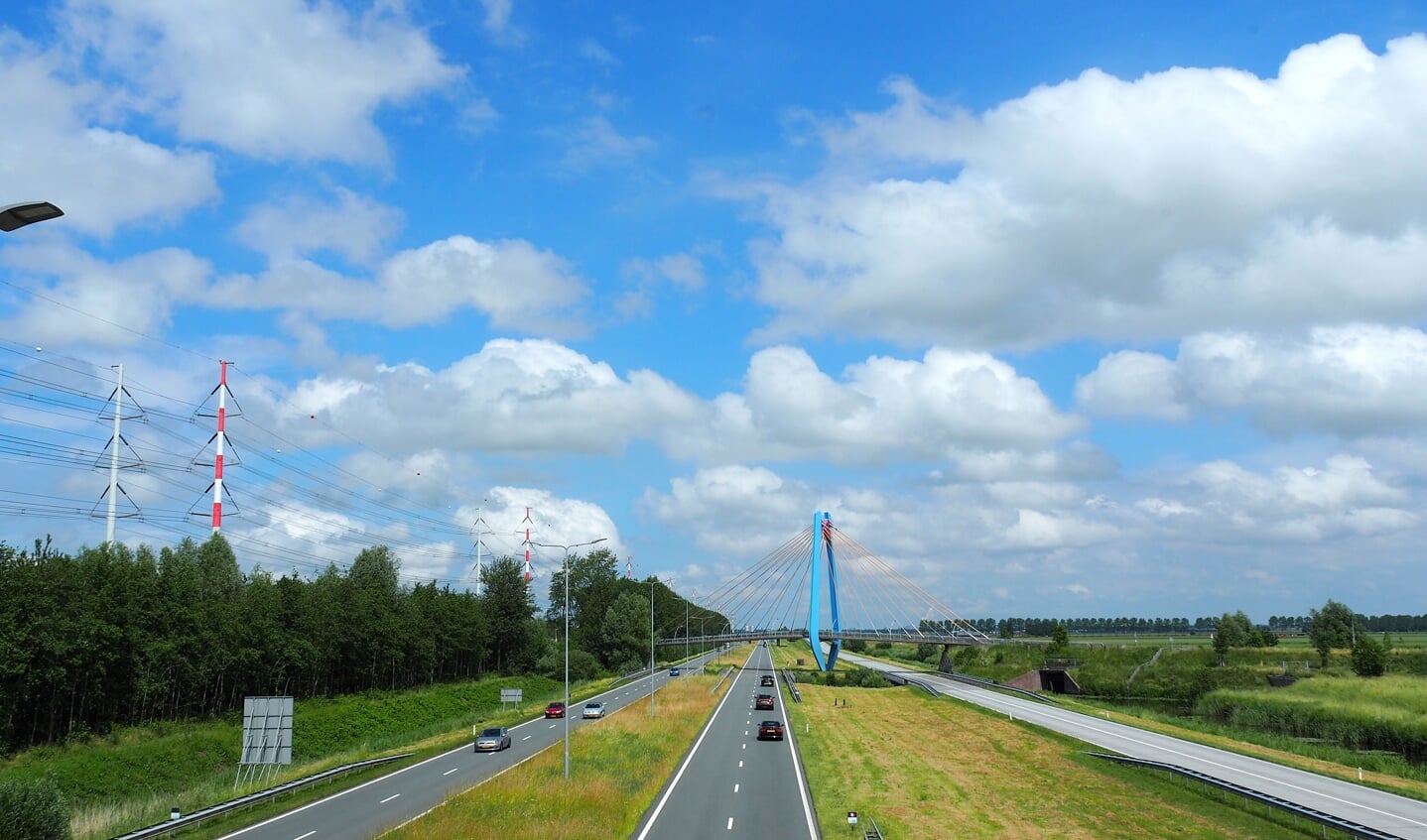 Rechte wegen en bijzondere bruggen. De omgeving van Hoofddorp wordt via Nellie Bartels een lijnenspel.  
