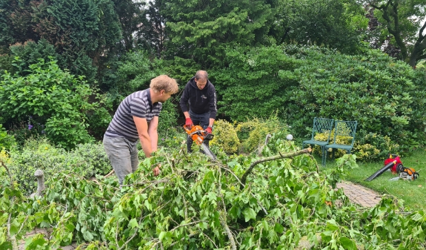 Alex en Pierre (rechts) schieten te hulp