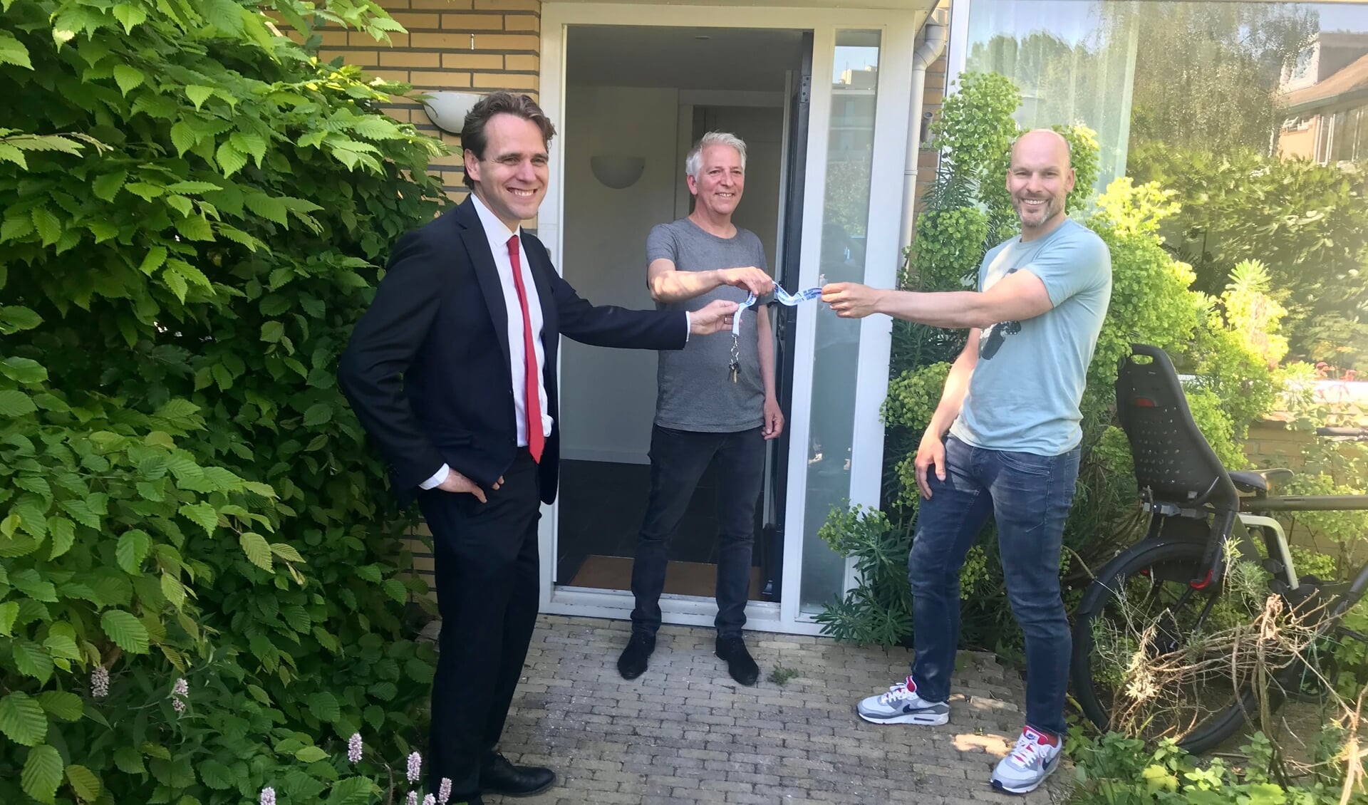 De verhuurder overhandigde in juni de sleutel van het Parentshouse voor opvang van gescheiden ouders in Amstelveen aan wethouder Marijn van Ballegooijen en directeur Regenboog Groep Hans Wijnands.