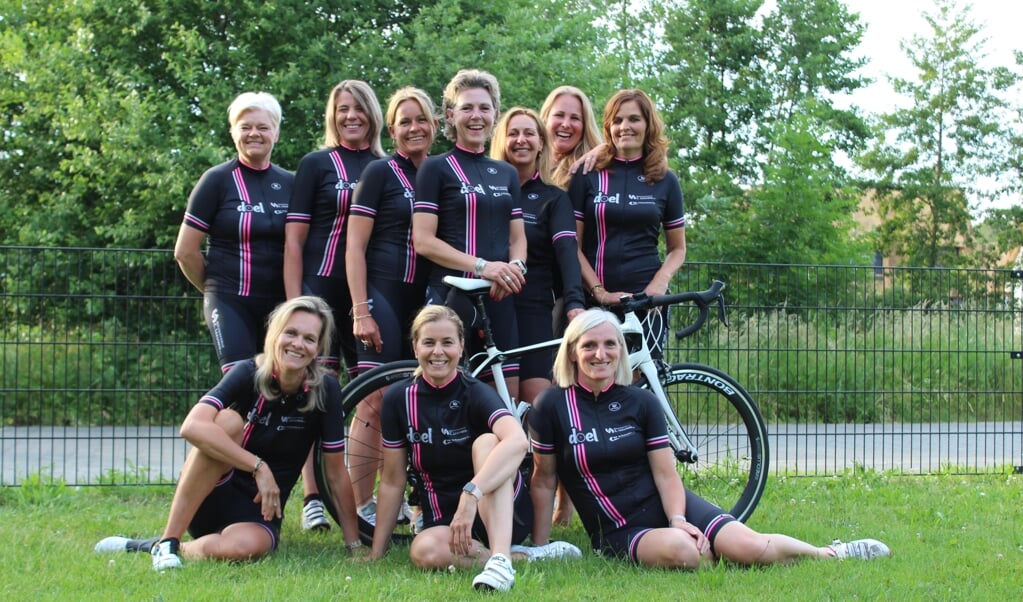 Staand van links naar rechts: José de Graaf, Jolanda Kuijpers, Esther Schreuder, Esther Kater, Dea Harthoorn, Claudia Snijders en Anke van Esveld. Vooraan: Eline Boekhout, Annemiek van de Bunt en Sascha Timmer.