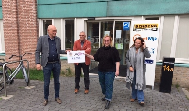 <p> De overhandiging van de cheque. V.l.n.r Gert Visscher van Lions Levefanum, Eric Harmsen, Gerda van Berkel en Laura Roosen van de organisatie Binding/de Verbonden Buurt. </p>