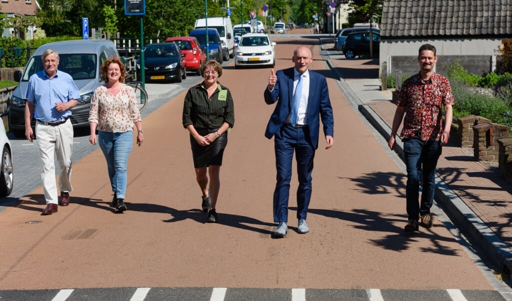 Van links naar rechts: Henk Wevers, Wendy Torbijn, Susanne van de Hoef, Hans Marchal (wethouder) en Tom van Boggelen (projectleider gemeente). 