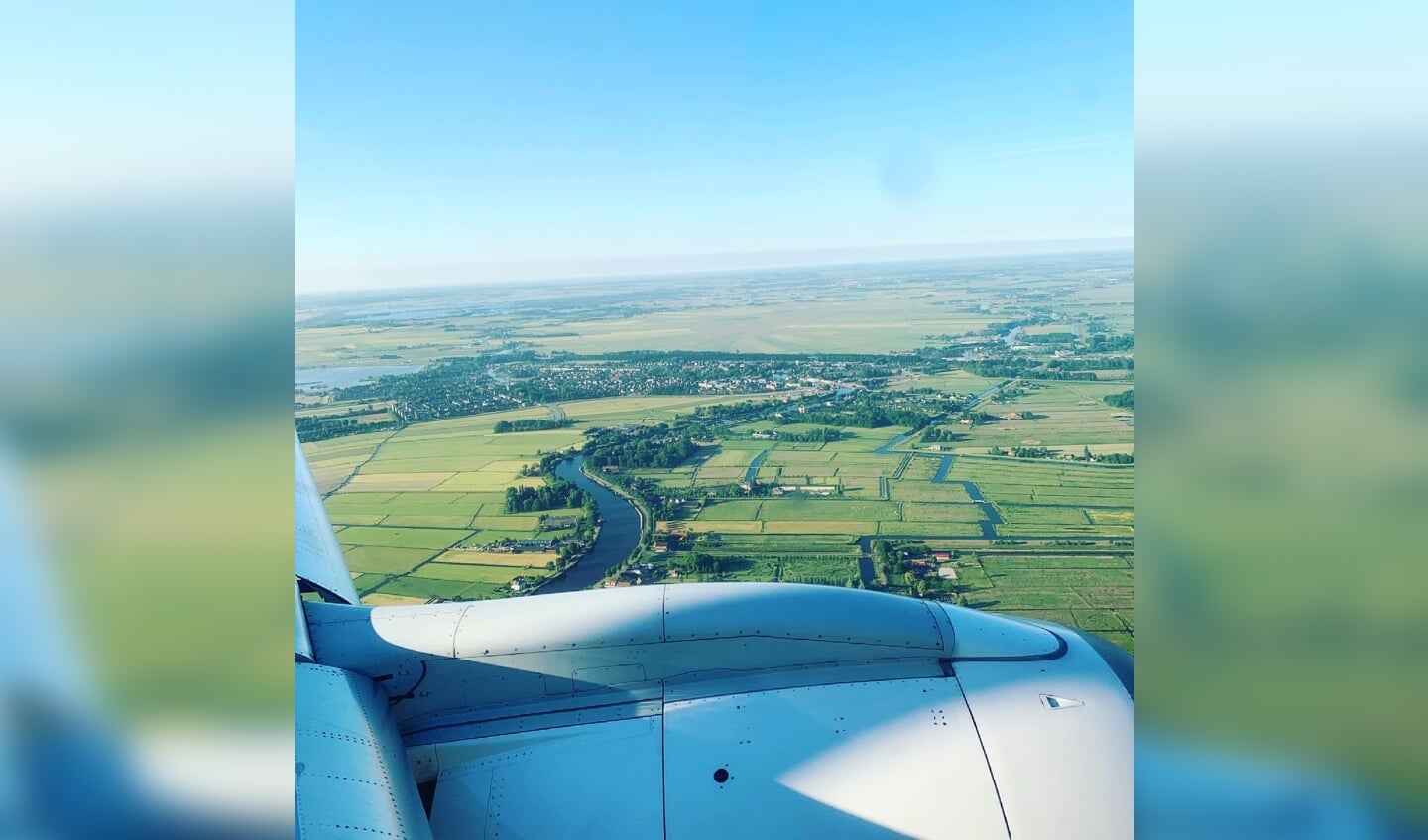 Ouderkerk vanuit KLM Cityhopper op vroege ochtend van de prachtige zomerdag 10 juni 2021