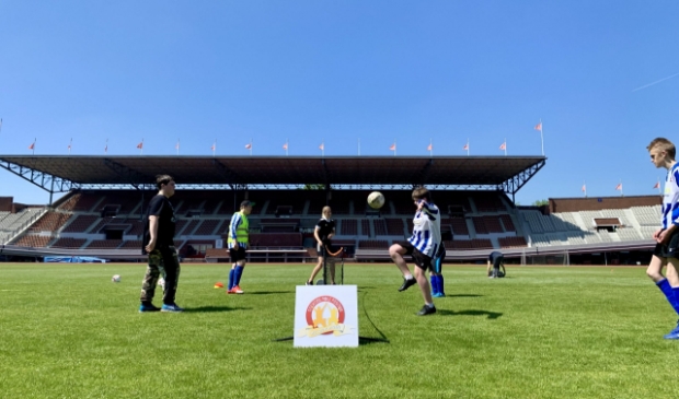<p>In mei was de eerste Voetbaldag een feit. In het Olympisch Stadion in Amsterdam gingen twee voetbalverenigingen samen sporten met scheidsrechter Allard Lindhout en Oranjeleeuwin Kelly Zeeman.</p>