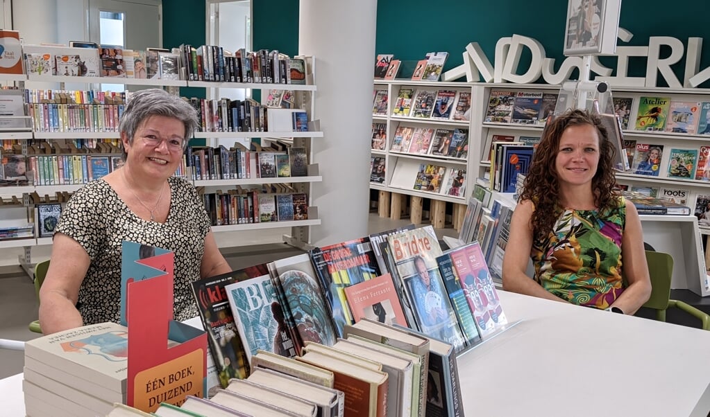 Heleen Jongert en Natasja van Heusen zijn blij dat Bibliotheek Z-O-U-T weer open gaat. Contact met klanten is het leukste.