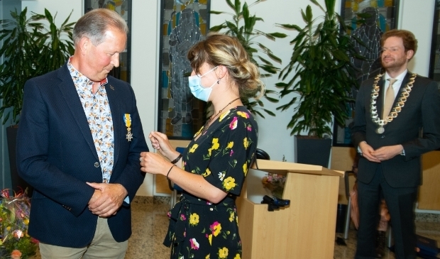 <p>Professor Ben Witteman is donderdag benoemd tot Officier in de Orde van Oranje-Nassau. Zijn dochter Marieke spelde hem het lintje op. </p>