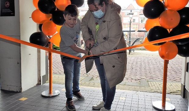De eerste film na de versoepeling in de VUE bioscoop. De eerst klant knipt het lint door.