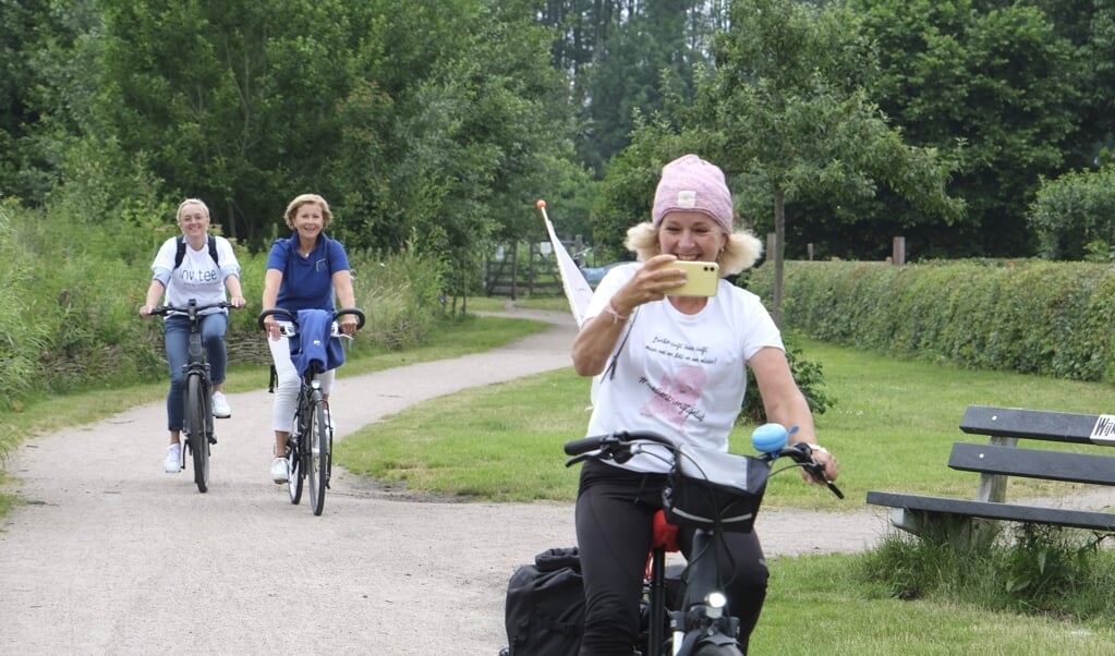 Evelien van der Werff fietst 2000 km langs alle 75 IPSO-inloophuizen 