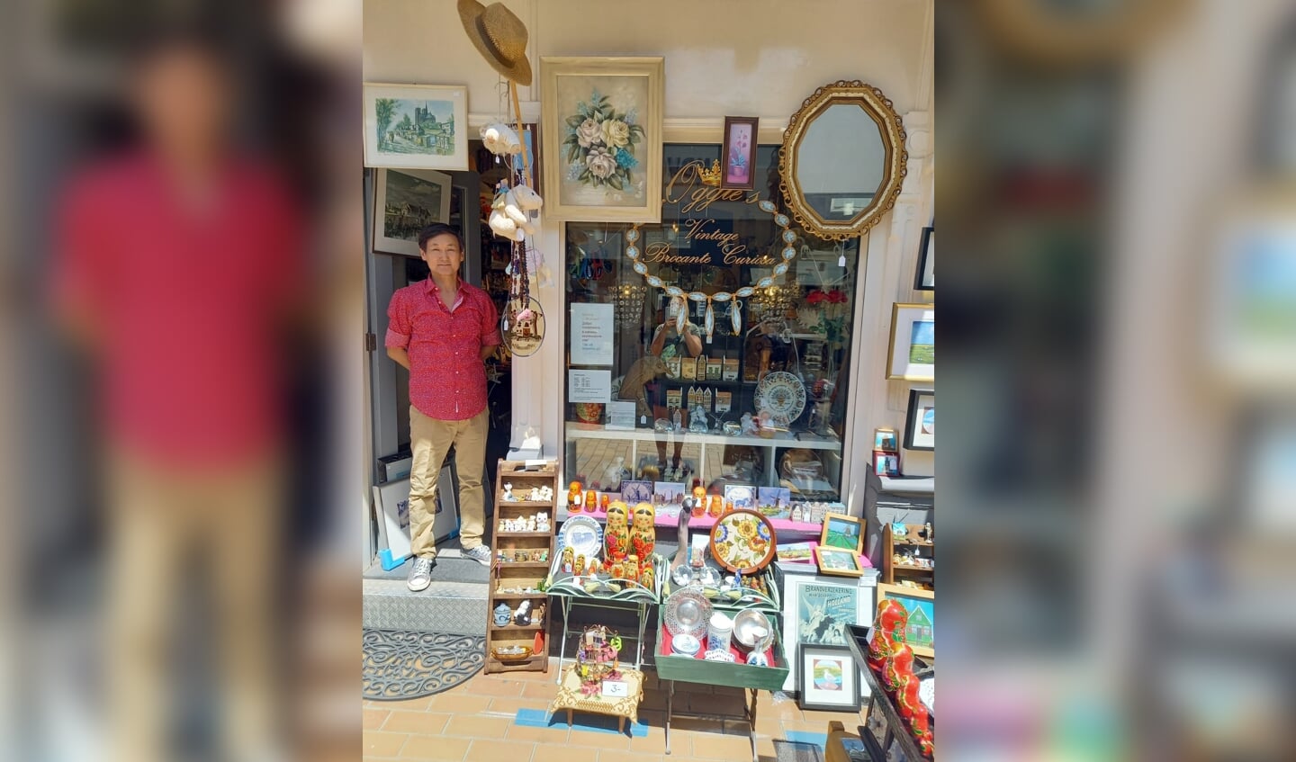 Oggie Okoo bij zijn winkel in Zandvoort.