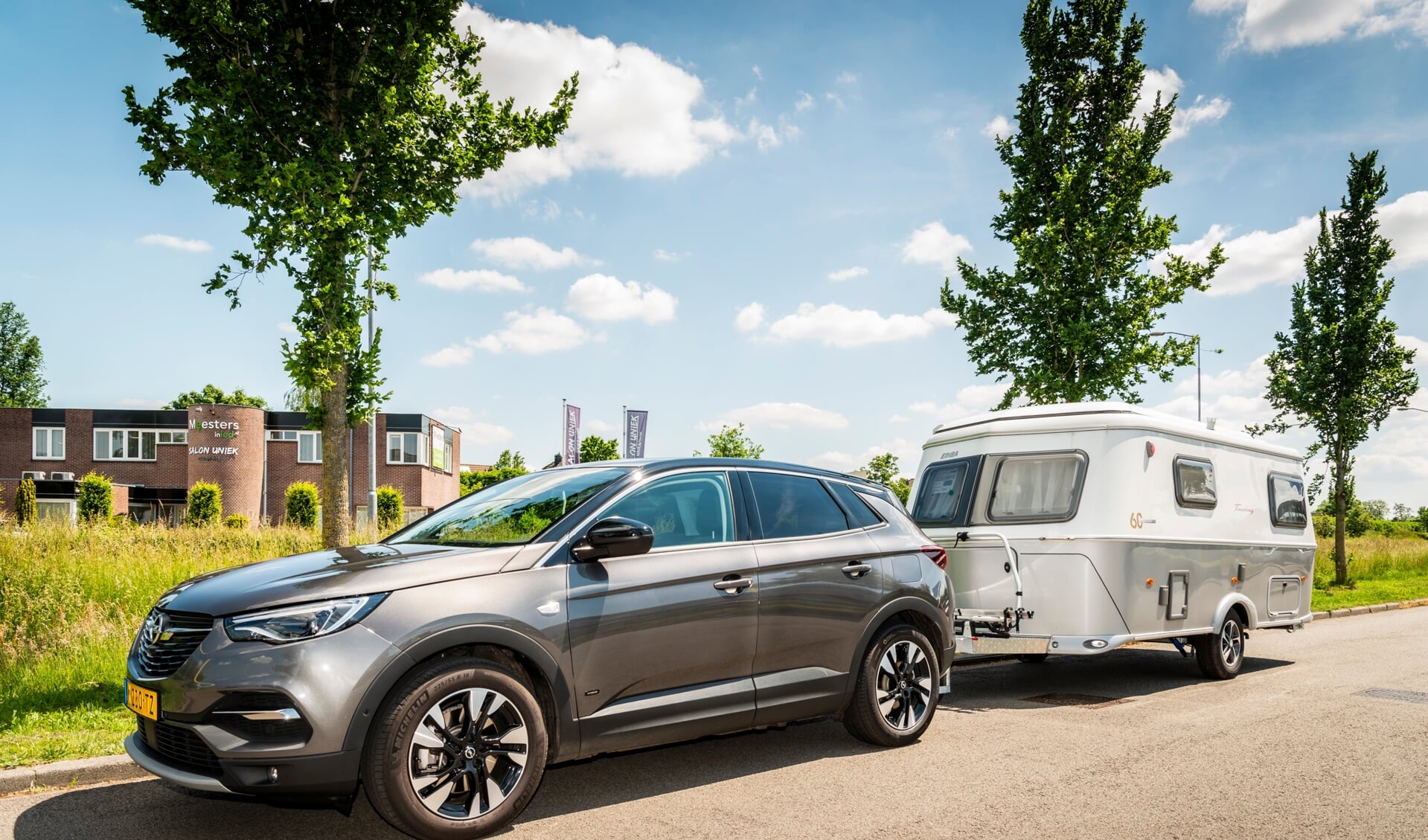De Opel Grandland Hybrid en een caravan zijn een goede combinatie.