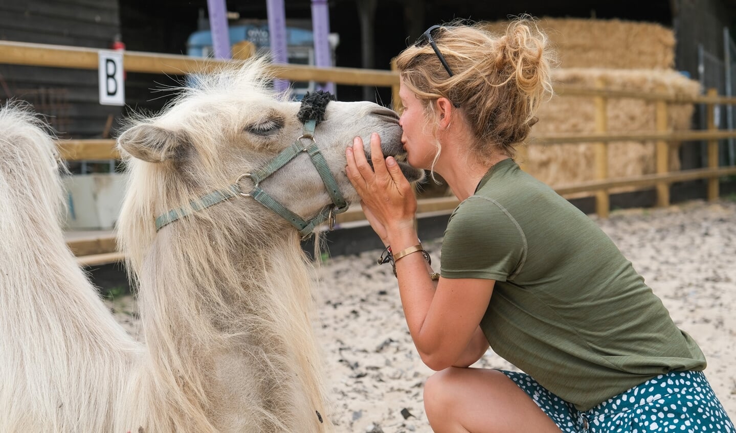 Tamar Valkenier loopt door Nederland met haar kameel Einstein