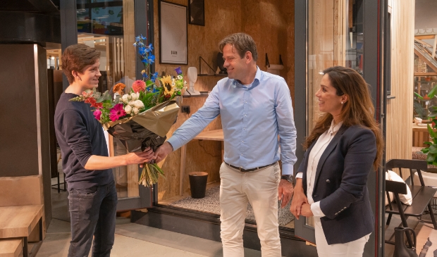 <p>Quinten Rijken wordt gefeliciteerd door Nasima el Bachiri en Jeroen la Housse.</p>