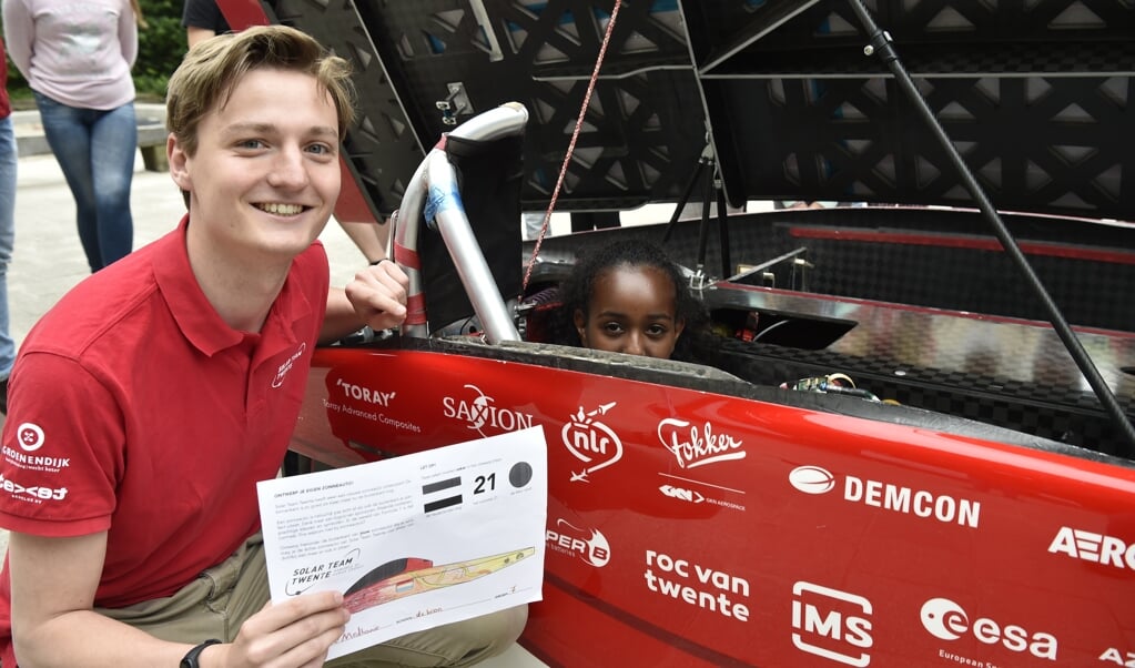 Een beetje verscholen in de Solar Car zit Derit bij student Colin van Laar.                                                            