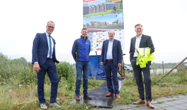 V.l.n.r.: wethouder Harke Dijksterhuis van de gemeente Nijkerk, John van der Doelen (Barli), Peter Toonen (WSN) en Eric Vos (Heijmans) bij het zojuist onthulde bouwbord.