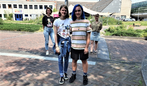 <p>V.l.n.r. Judith, Yamie, Britt en Petra op de plek waar binnenkort een regenboogzebrapad komt.</p>
