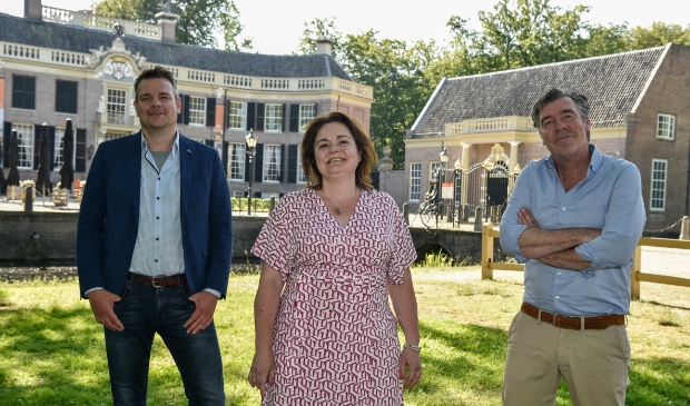 <p>Wilfred van den Brand (l) en Barbara Illing van BDUmedia en Harm-Jan Hilgeman van Dichtblij gaan smenwerken in Eemland@Work.</p>