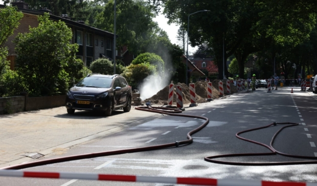 Water blaast omhoog uit de gasleiding aan de Eikenlaan