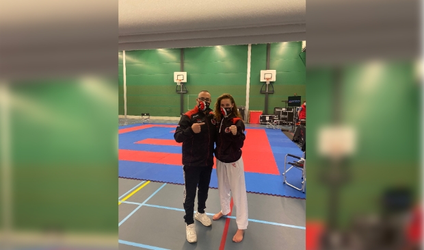 Karateka Lynn Snel (rechts) met clubcoach Nabil Ou-Aissa