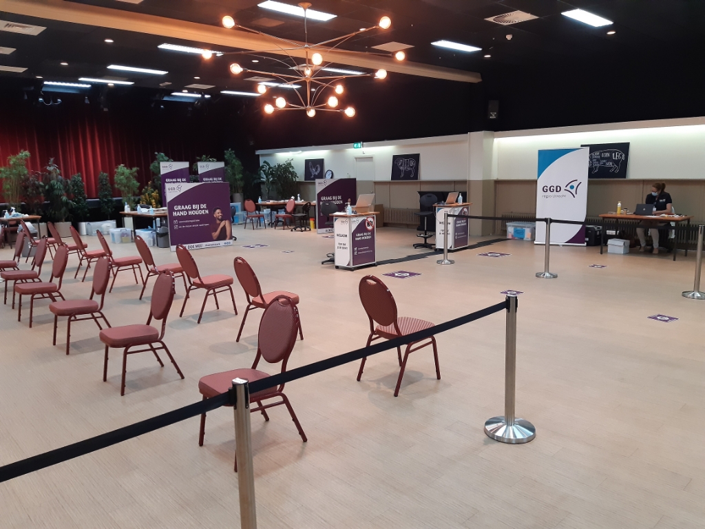 De Korfzaal in De Korf is ingericht als vaccinatielocatie waar elke donderdag zo'n 330 mensen geprikt kunnen worden.