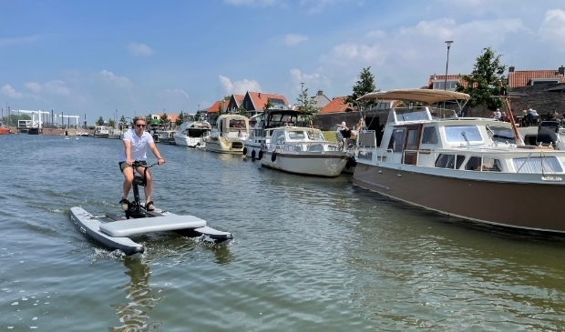 <p>Dirk Roelofsen biedt met Waterbike Harderwyck een bijzondere en innovatieve watersportattractie.</p>