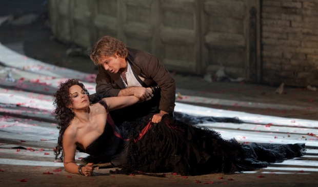 <p>Elina Garanca in de titelrol van Carmen en Roberto Alagna als Don José.</p>