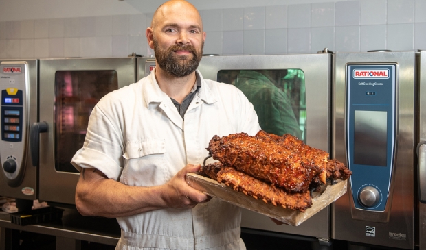 <p>Worstmaker Jasper de Leeuw met de ‘zilveren’ spareribs </p>