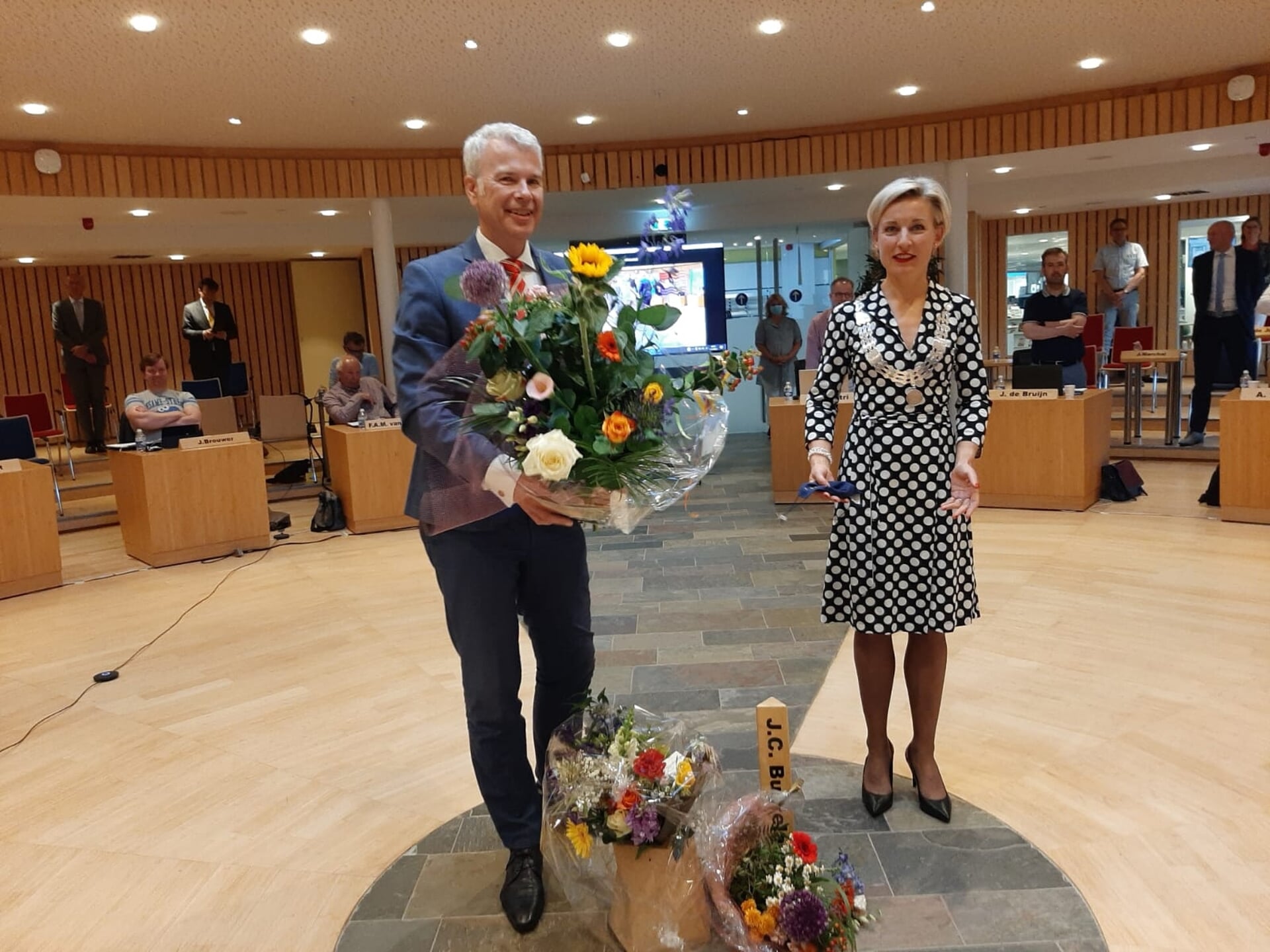 Wethouder Hans Buijtelaar en burgemeester Iris Meerts (archief, bij installatie Buijtelaar juni 2021)