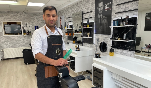 <p>Kashmir Ghaldjahi geeft in zijn zaak Barberking Putten knipbeurten en gezichtsbehandelingen.</p>