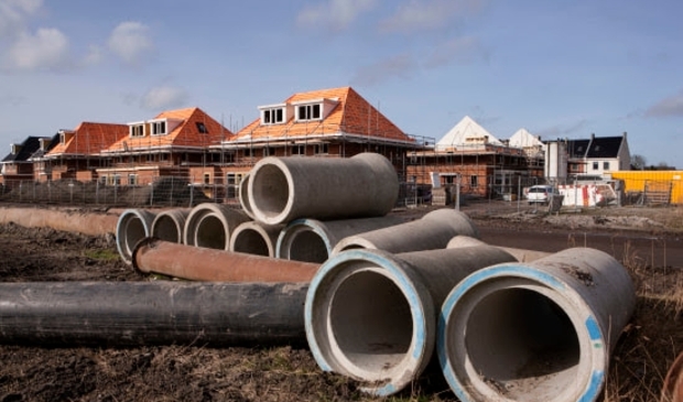 Het is onmogelijk om in zo’n korte tijd, waar dan ook in de provincie, (al dan niet tijdelijke) woningen te bouwen om op tijd aan de taakstelling te kunnen voldoen.'