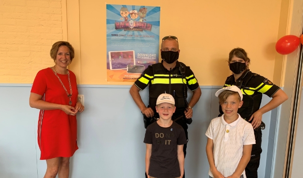 <p>Burgemeester Petra Doornenbal van Renswoude met twee nieuwe Cyber Agents.</p>