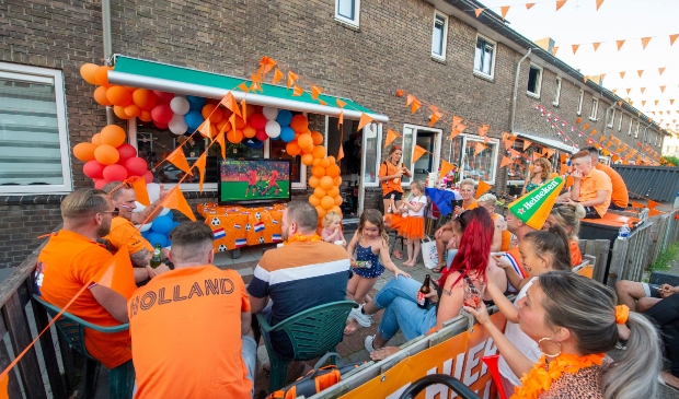 <p>Gezellig samen in de voortuin aan de Rozenstraat.</p>