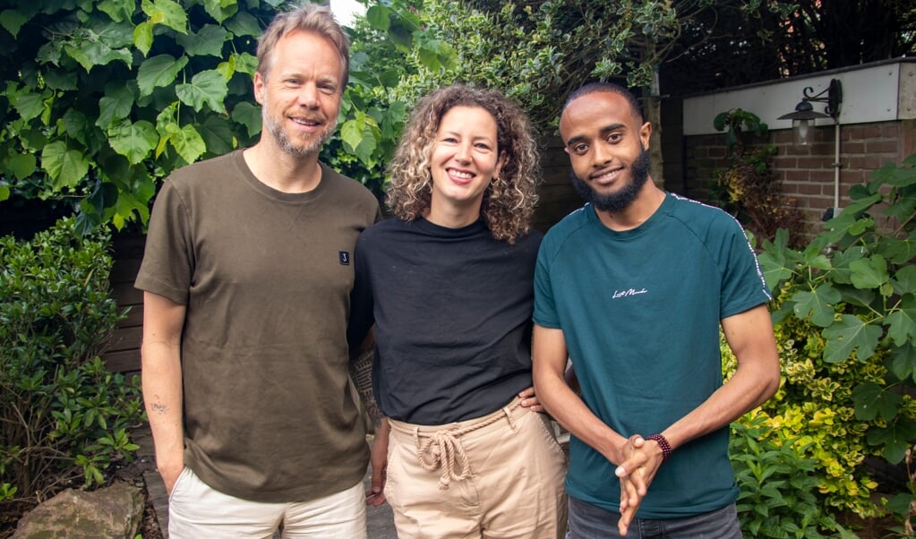 Koen Jansen, Dagmar Holtman en Semir Abduselam werden in 2018 aan elkaar gekoppeld via het project Tweede Familie.