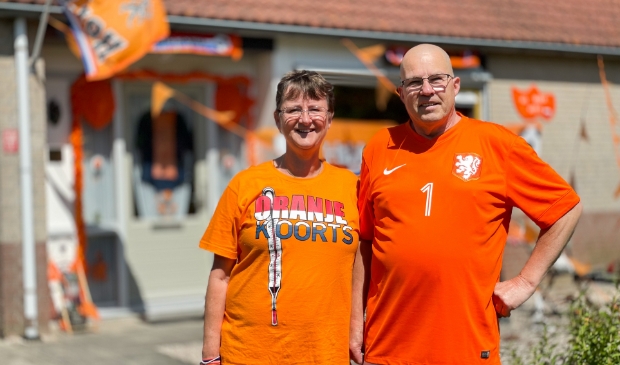 Marten en Hennie bij hun uitgedoste woning in Nijkerk.