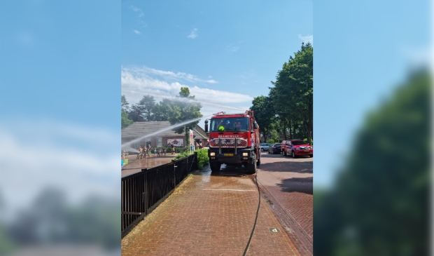 Brandweer helpt mee met het waterfeest.