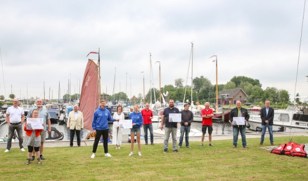 <p>Vier organisaties kregen zaterdagochtend een cheque overhandigd door Stichting Drakenboot</p>