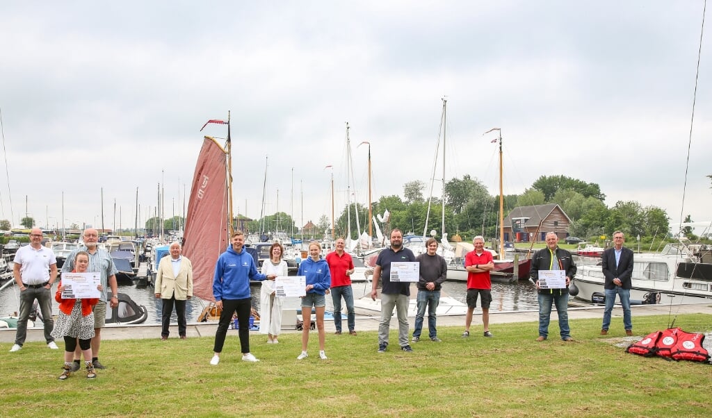 Vier organisaties kregen zaterdagochtend een cheque overhandigd door Stichting Drakenboot