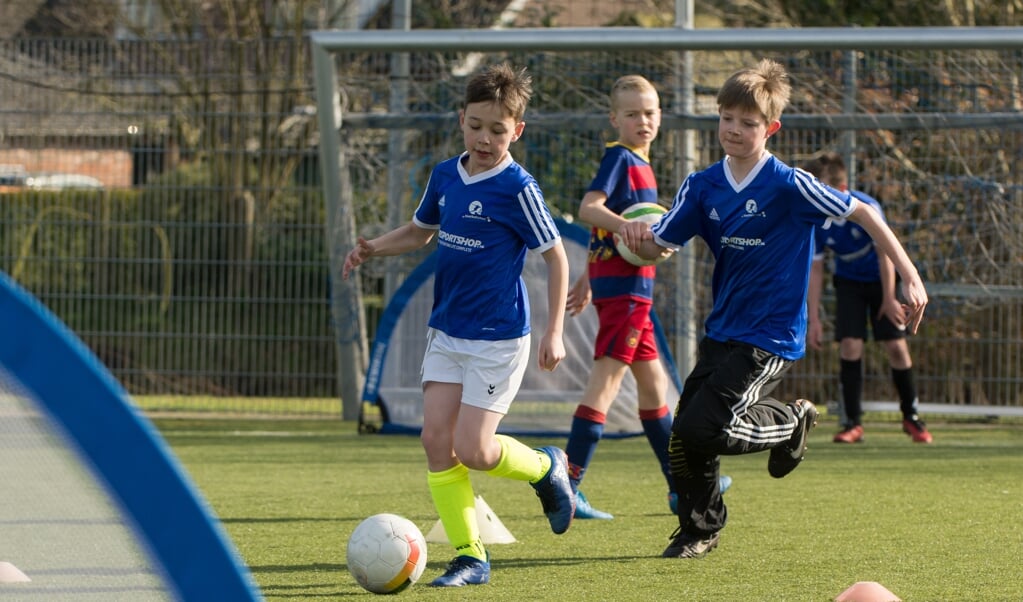Voetballen in de vakantie bij De Voetbalschool en vv Hoogland Voetbalschool.