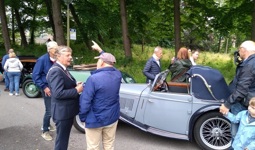 Burgemeester Roest liep een rondje langs alle auto's.