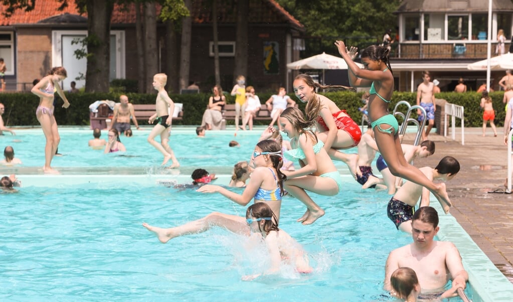 Oekraïense jongeren willen graag meedoen aan de waterpret maar kunnen niet zwemmen (archieffoto). 