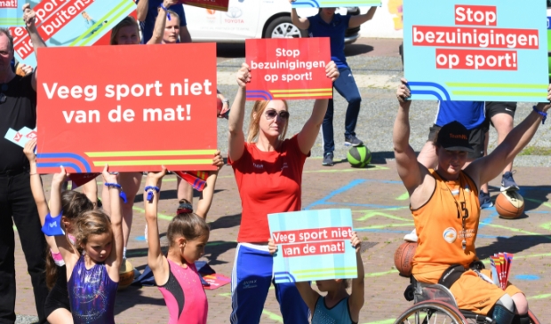<p>Terwijl er binnen werd gesproken, werd er buiten geprotesteerd. Onder wethouder Sidali op archief. </p>