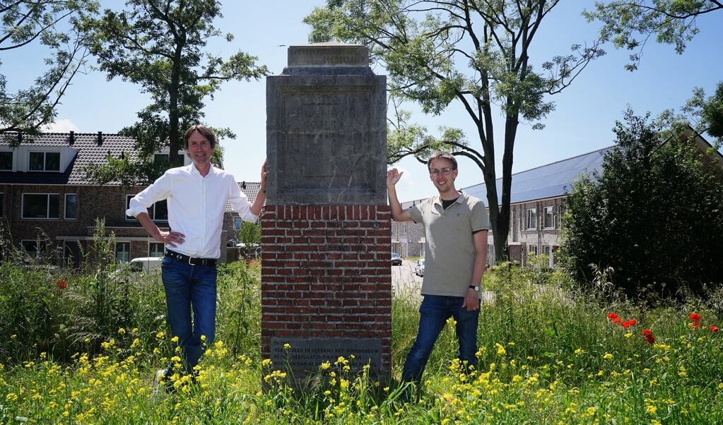 Wethouder Herbert Raat (monumenten) en Norman Vervat van het
Cuypersgenootschap. Deze stichting heeft de grens-/banpaal gemeld bij het Meldpunt Monumenten.