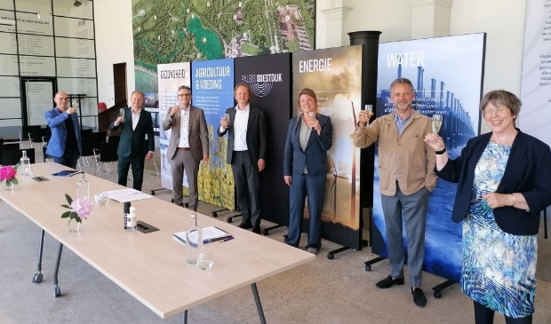 Proosten op de samenwerking. Met vanaf links: Jack van de Gevel, Arthur Stuivenberg, Erwin Jansma, Mark de Kruijk, Aukje Treep, Frans van der Avert en Judith de Pagter