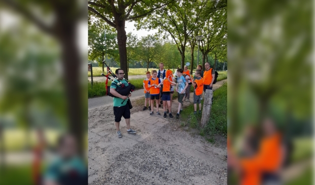 Xander begeleidt de wandelaars naar de finish