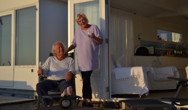 <p>Henk en Petra genieten met volle teugen aan het Zandvoortse strand.</p>