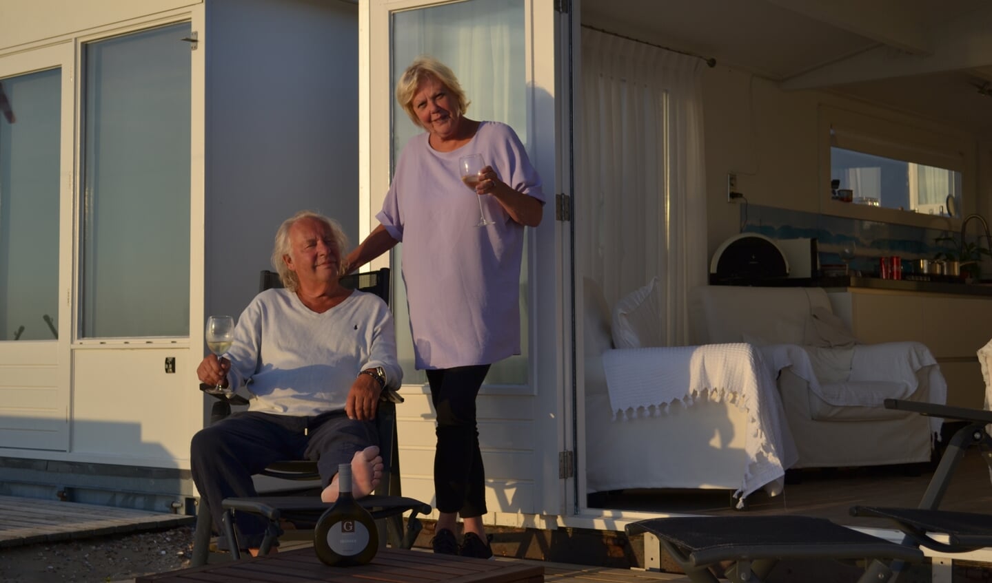 Henk en Petra genieten met volle teugen aan het Zandvoortse strand.