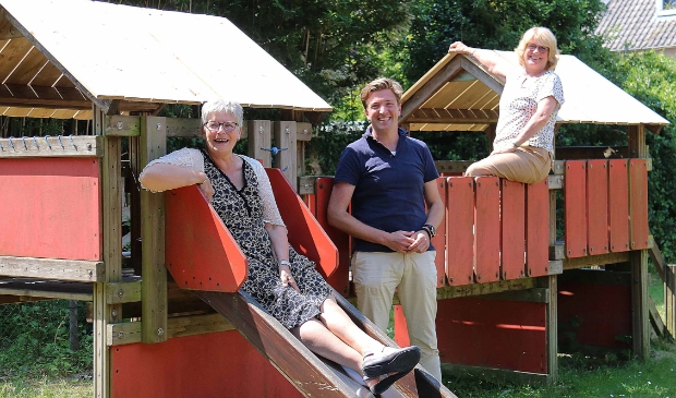 <p>Dingena Kortland, Thomas Wegbrands en Irma Lauffer (vlnr) op het speelplein aan het Sitiopark. (Niet op de foto: Ayse Gul)</p>